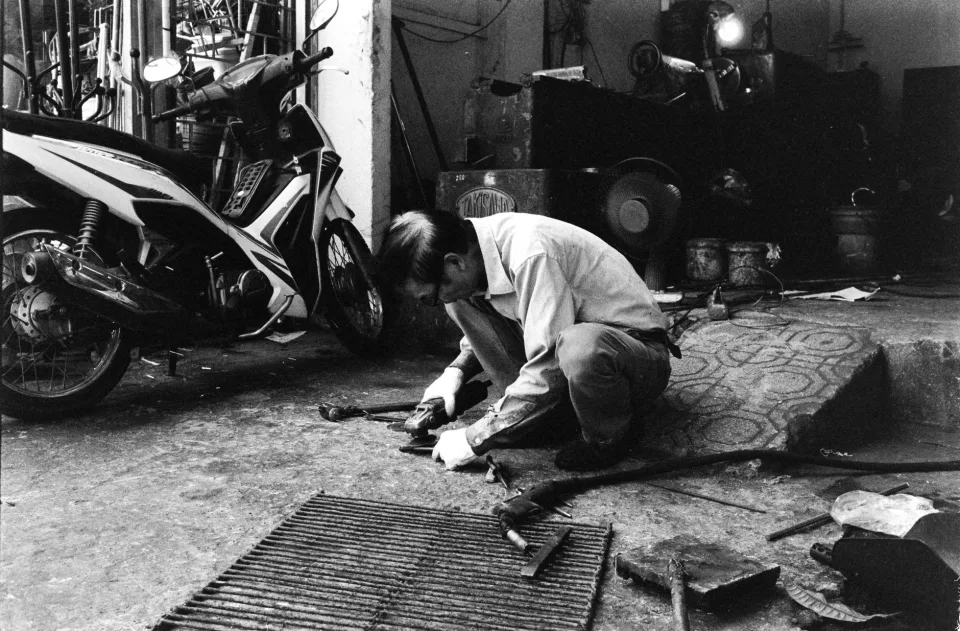 Kỹ thuật viên đang kiểm tra xe